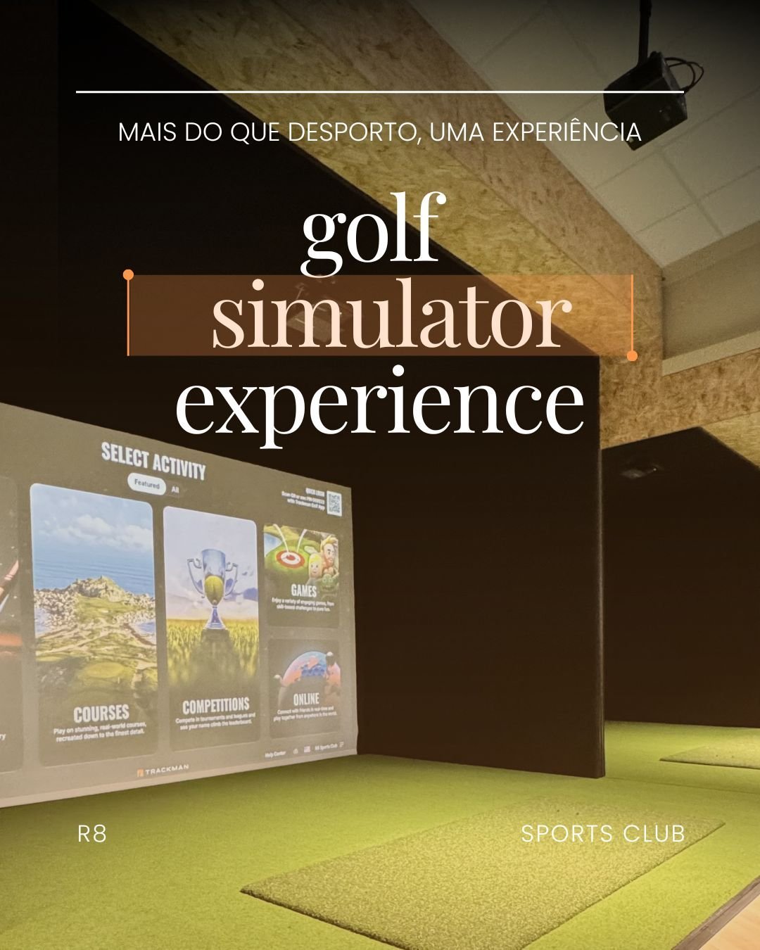 Sala de treinamento de golfe com tela de projeção exibindo opções de atividades como cursos, competições e jogos online, com piso de grama artificial e ambiente de clube esportivo.